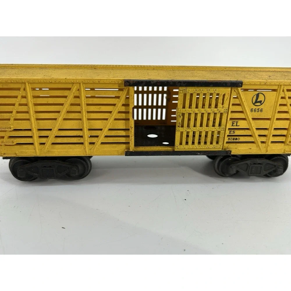 Lionel Lines 6656 LiveStock Car Yellow O Gauge, Postwar Working Sliding Doors